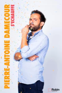 Affiche de PAD, photo de lui très sérieux, debout bras croisé le menton dans la main gauche . Des confettis sont partout