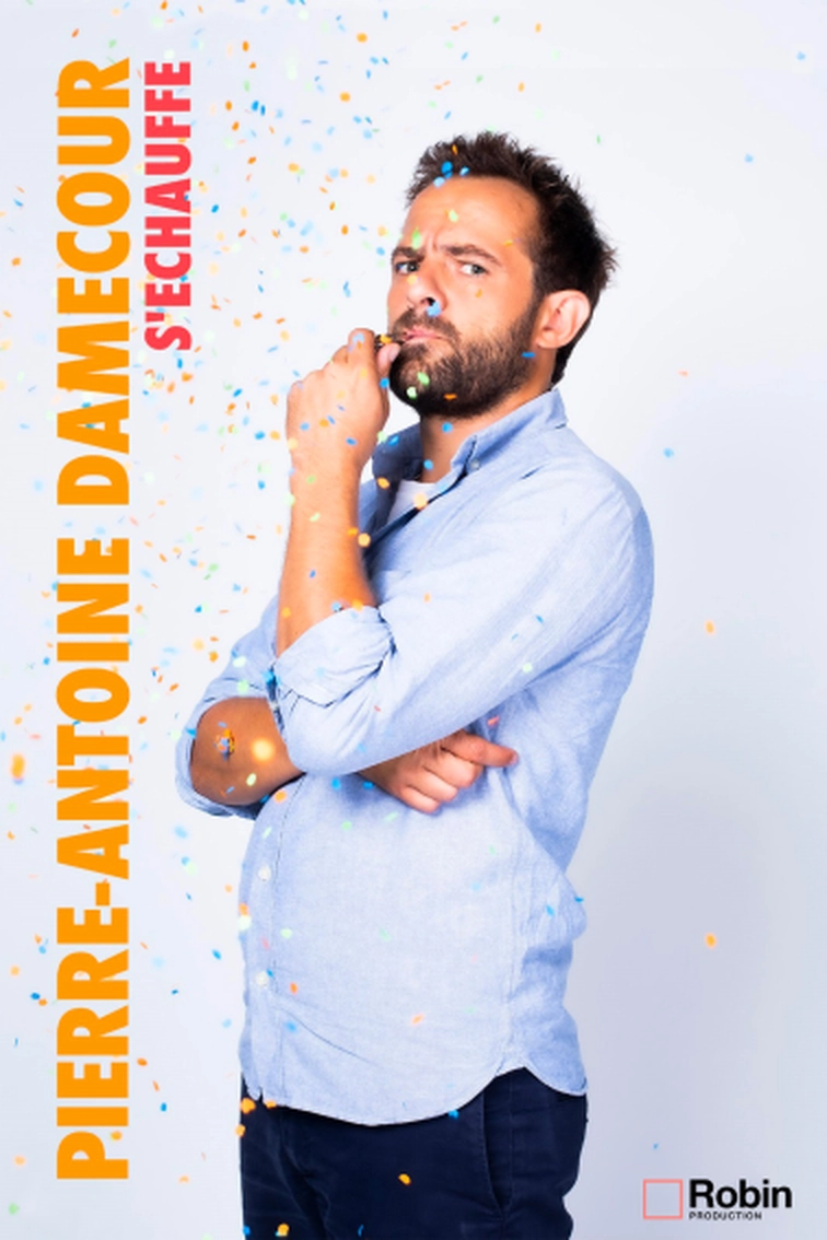 Affiche de PAD, photo de lui très sérieux, debout bras croisé le menton dans la main gauche . Des confettis sont partout