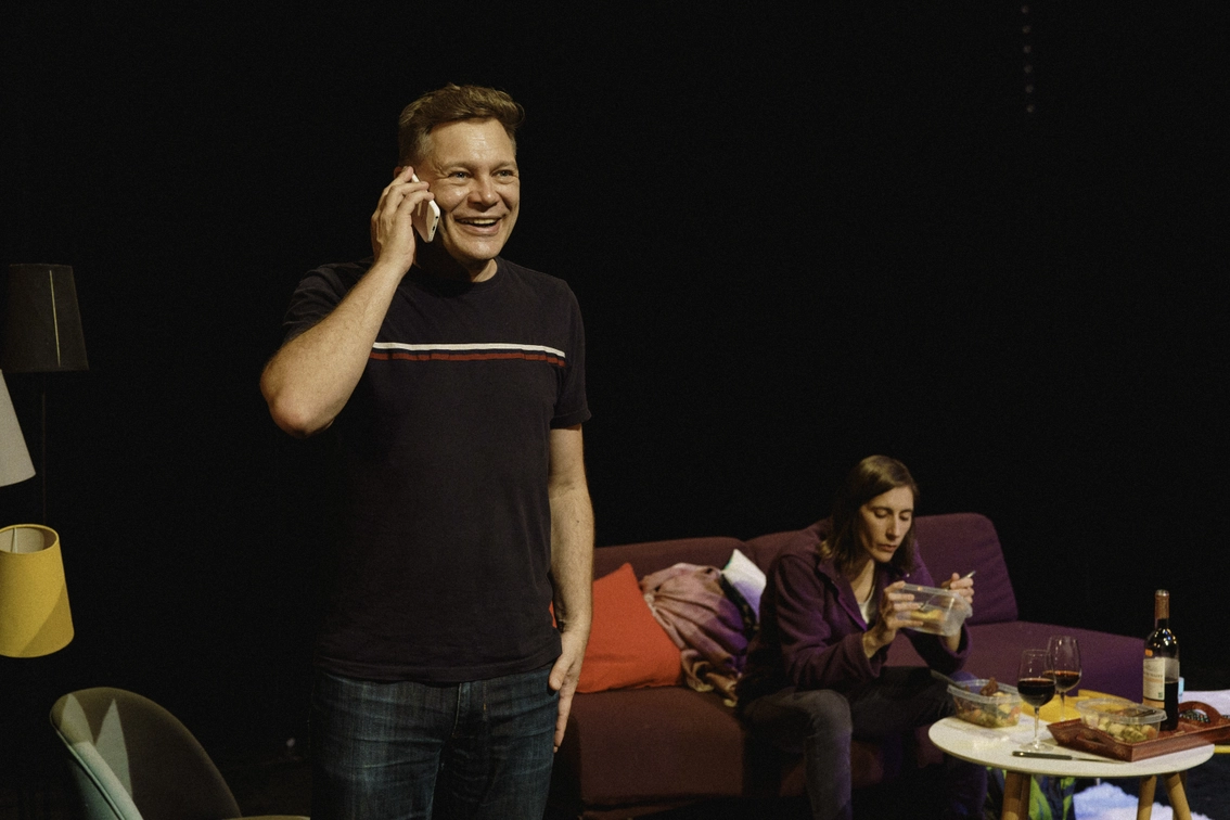 "La politique de l'autruche", il est au téléphone elle est assise derrière lui