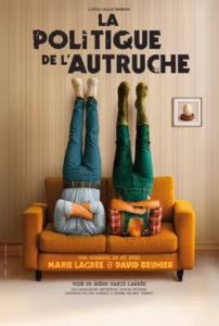 Affiche de "La politique de l'autruche" un canapé dans une pièce banale, il et elle font l'autruche, bras croisés dans le canapé, pieds en haut jusqu'au épaules
