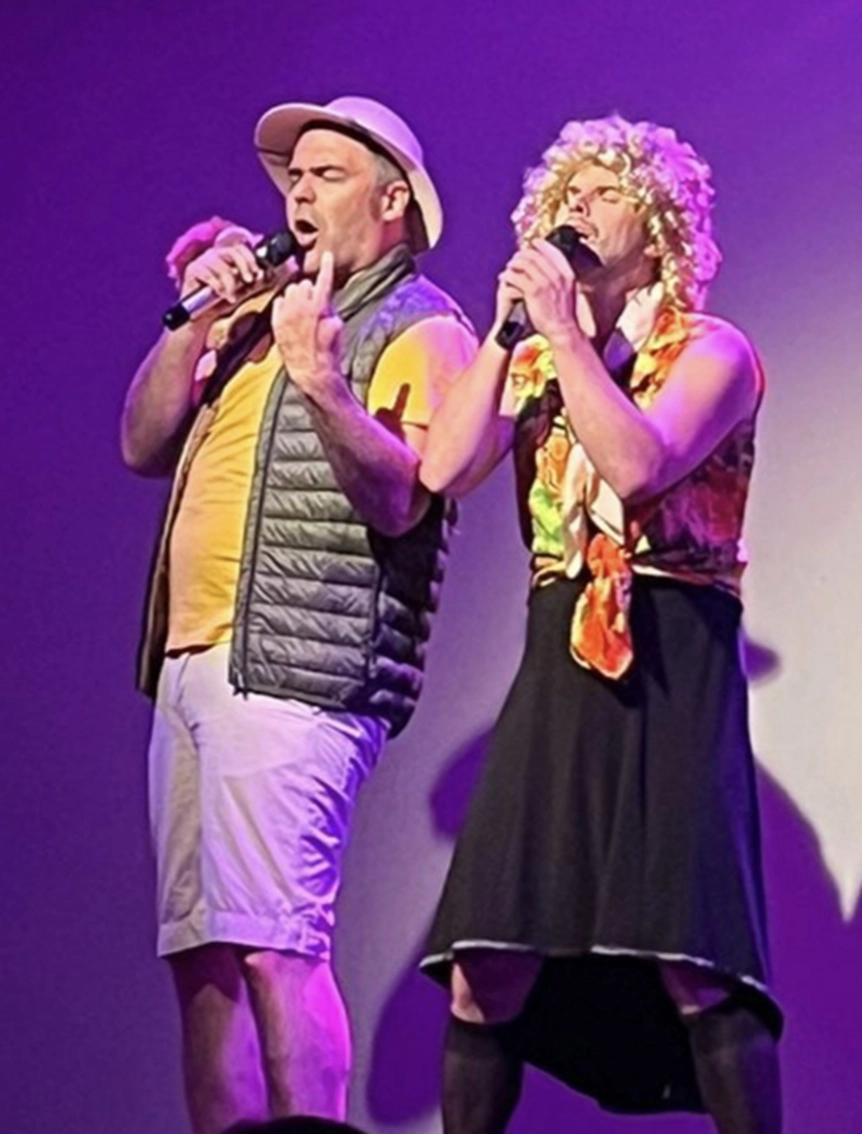 Yvou fait chanter un karaoké à MAx, ills sont à fond ensemble..