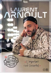 Affiche de "L'important c'est l'essentiel" de et avec Laurent Arnoult. Photo de Laurent accoudé à une table, un pouce en l'air.
