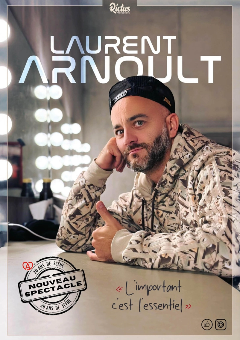 Affiche de "L'important c'est l'essentiel" de et avec Laurent Arnoult. Photo de Laurent accoudé à une table, un pouce en l'air.