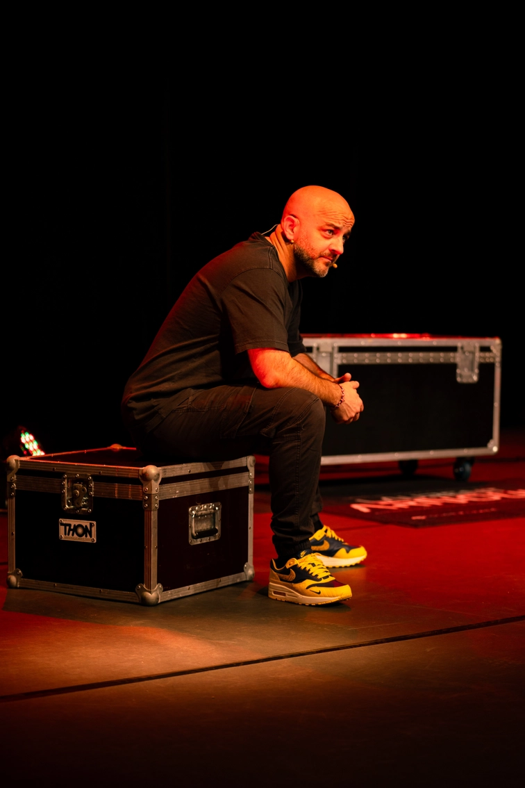 Laurent Arnoud assis sur une valise