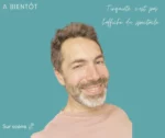 Photo portrait de l'artiste principal, souriant