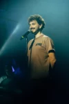 Photo portrait de Remi Boyes souriant au micro