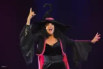 Phot portrait de la sorcière référée, doigt pointé vers le ciel