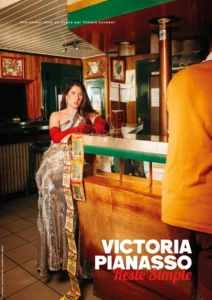 Affiche du spectacle "Reste simple". Photo de Victoria Pianasso, en tenue indienne, accoudée à un bar pmu rétro.