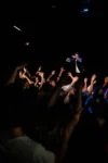 Robin Gomez debout devant un public enthousiaste