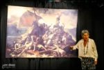 Anne Cangelosi très explicative dans "Le radeau de la méduse", devant le tableau du même nom