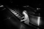 Photo de Karine Dubernet dans le metro au pied d'un escalator