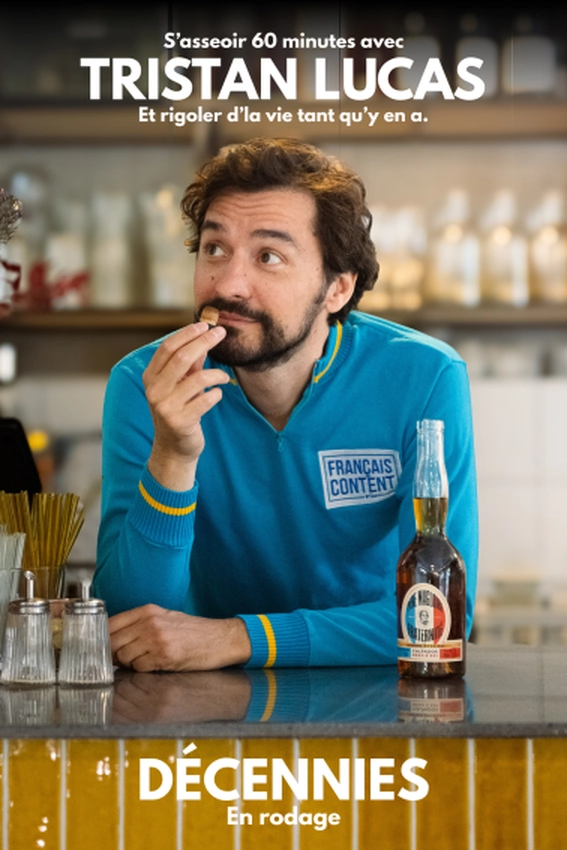 Affiche de Tristan Lucas pour son spectacle e, rodage Décennies, accoudé à un comtoir, entre une bouteille de bière et salieère, poivrier de comptoir