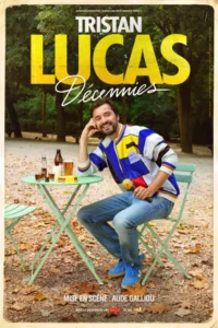 Affiche de Tristan Lucas pour son spectacle e, rodage Décennies, accoudé à une table en plein air, vière, shots cendrier et micro sont de la partie