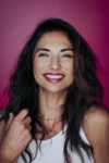 Portrait de Anne Brodier souriante