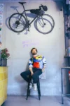 Photo Lucas enphoto, assis sous un vélo, sur le mur est ecrit "faire du vélà comme s'il avait été volé"