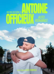 Affiche du spectacle Auto Romance : une photo en plein air d'Antoine qui se serre lui-même dans ses bras, casquette à l'envers sur sla tête