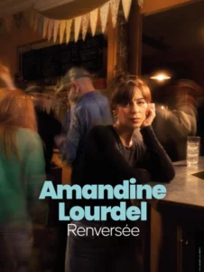 Humour à Biarritz Affiche de Renversée, seule en scene d'Amandine Lourdel. Une photo d'elle dans un bar