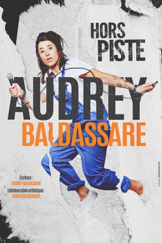 Humour a biarritz : Affiche pour Audrey Baldassare, une photo d'elle en salopette et tee shirt blanc, micro à la main