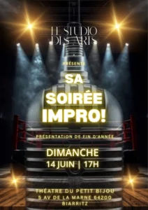 Affiche pour la soirée d'impro du Studio des Arts, photo d'une scène, avec des projecteurs un peu de fumée, un ring et un micro