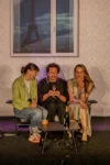 Photo de scène de mes applis, mes amours, mes emmerdes, il et elles sont assises autour de lui