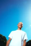 Photo de Léandre :portrait debout en fond un ciel bleu éclatant