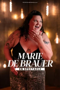 Affiche pour "En spectacle de Marie Brauer. Une photo d'elle en oportrait la main sous le menton, riante