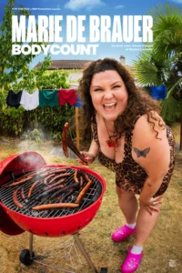 Marie de Brauer, grand sourire penchée sur son barbecue