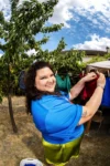 Photo dans la nature de Marie Brauer entrain d'étendre son petit linge
