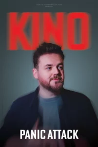 Affiche mour le spectacle de Kino. Photo portrait de Kino souriant avant son one man show