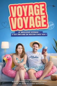Affiche pour le spectacle Voyage Voyage, un couple sur un canapé, il sourit, elle boude .