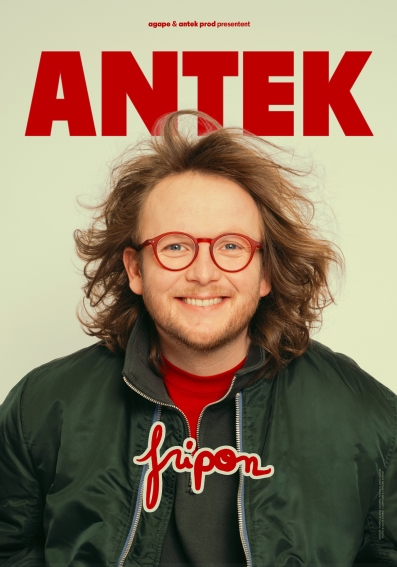 Affiche de Antek pour son spectacle Fripon, sa photo surmontée de son nom en grand, et sous montrée Fripon