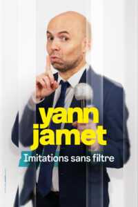 Affiche de Yann Jamet pour son spectacle, imitateur de talent. Photo de profil, il est très sérieux, un doigt devant la bouche, un micro planté devant lui.