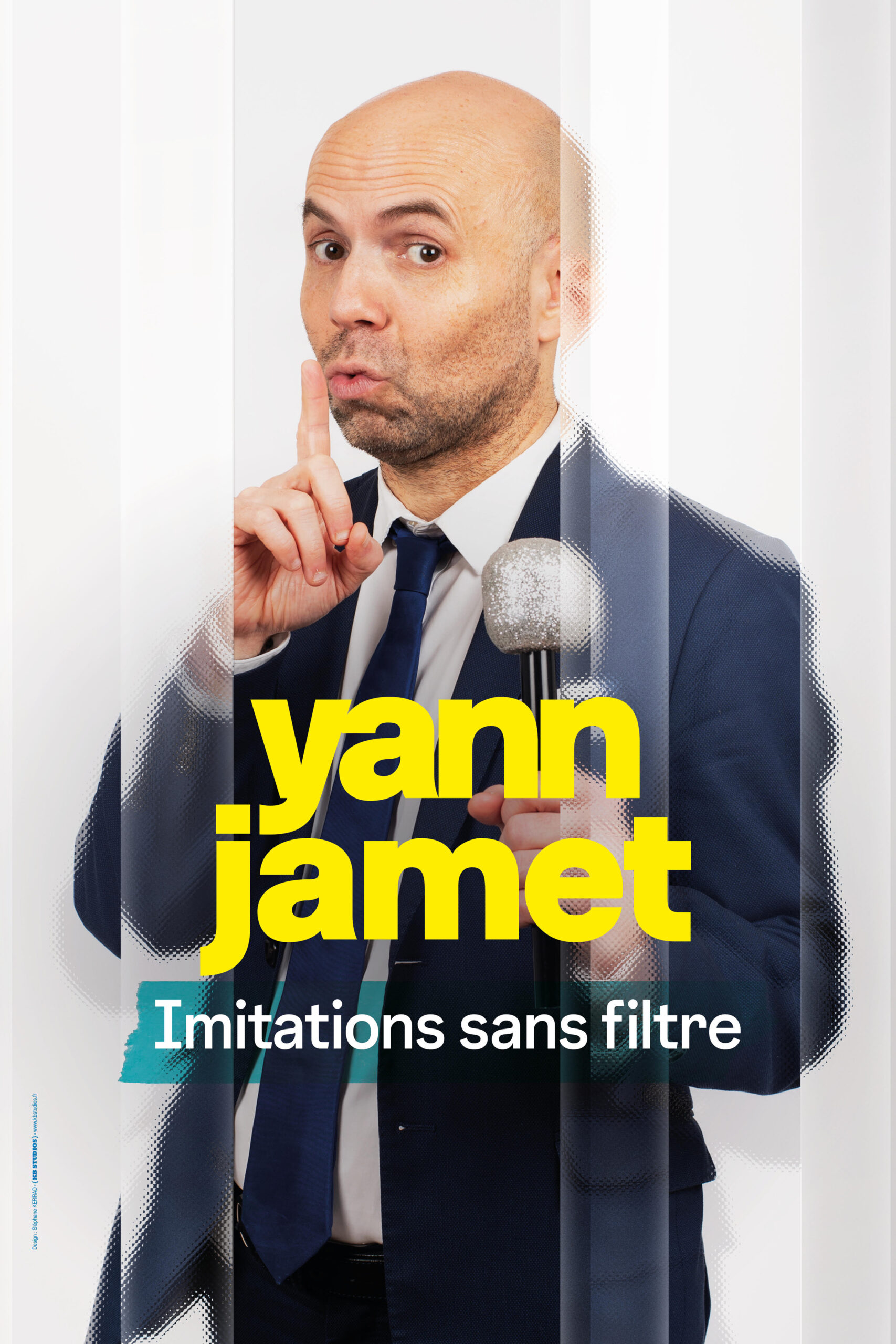 Affiche de Yann Jamet pour son spectacle, imitateur de talent. Photo de profil, il est très sérieux, un doigt devant la bouche, un micro planté devant lui.