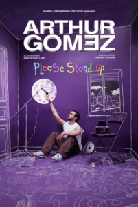 Affiche pour Arthur Gomez. Assis sur une scène bleue violette, main tendu vers unmicro perché qui semble donner l'heure sur une horloge en arriere plan