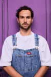 Photo poertrait d'Arthur Gomez, l'ai un peu perdu, en salopette jean