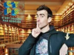 Photo de Mathieu dans c'est pas sorcier, un dpoigt sur la bouche