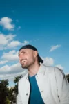 Photo d'Antoine Magyar, souriant casquette tournée à l'envers