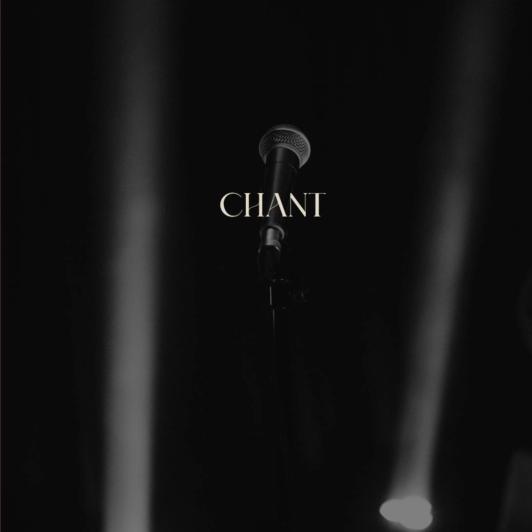 Affichette pour les cours de Chant, une photo de micro entre deux projecteurs