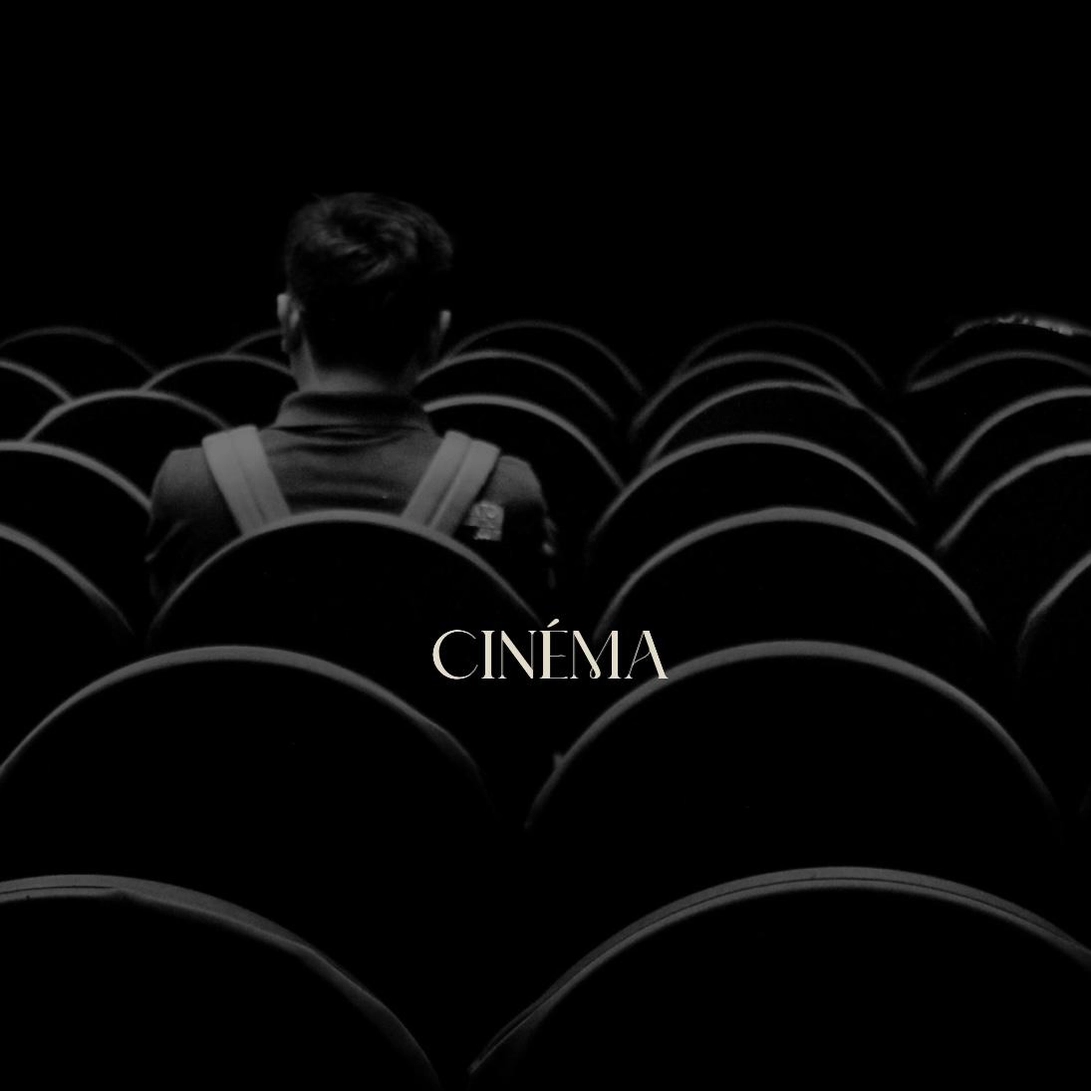 Affichette pour les cours de cinéma, une photo de sièges de cinéma avec un spectateur de dos