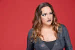 Photo de Camille Giry sur fond rouge