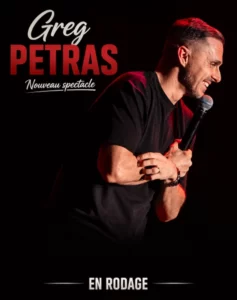 Affiche pour le one man show de Greg Petras. Photo de lui meme, en scène, au micro, souriant