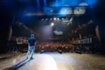 Photo de scène de Greg Petras, devant son public